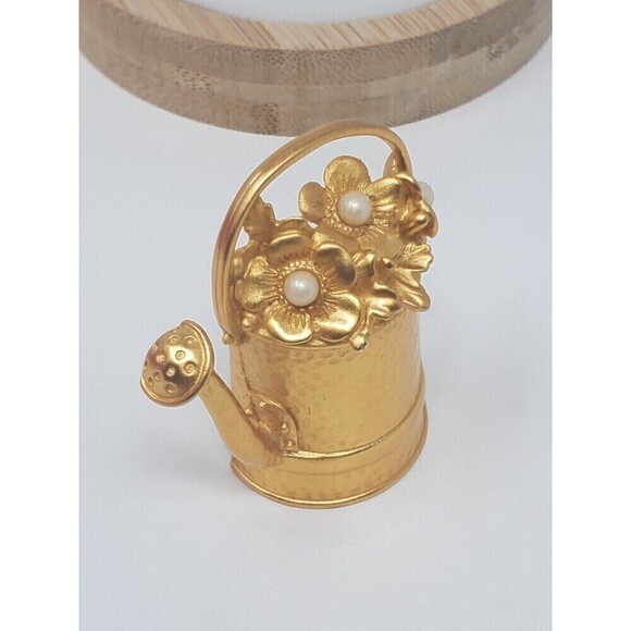 VINTAGE NOVELTY BROOCH WATERING CAN FLOWERS FAUX PEARLS HAMMERED MATTE GOLD - Picture 4 of 11